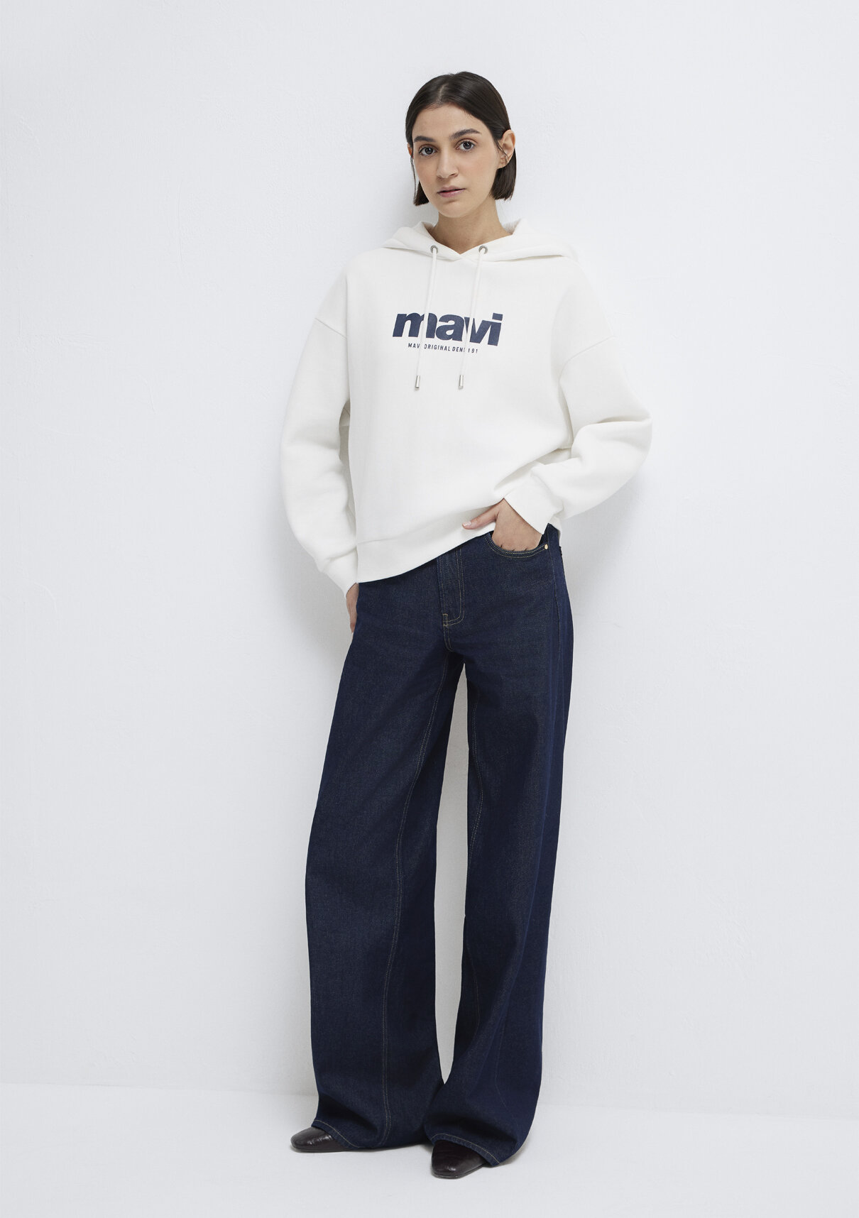 Mavi Logo Baskılı Kapüşonlu Ekru Sweatshirt