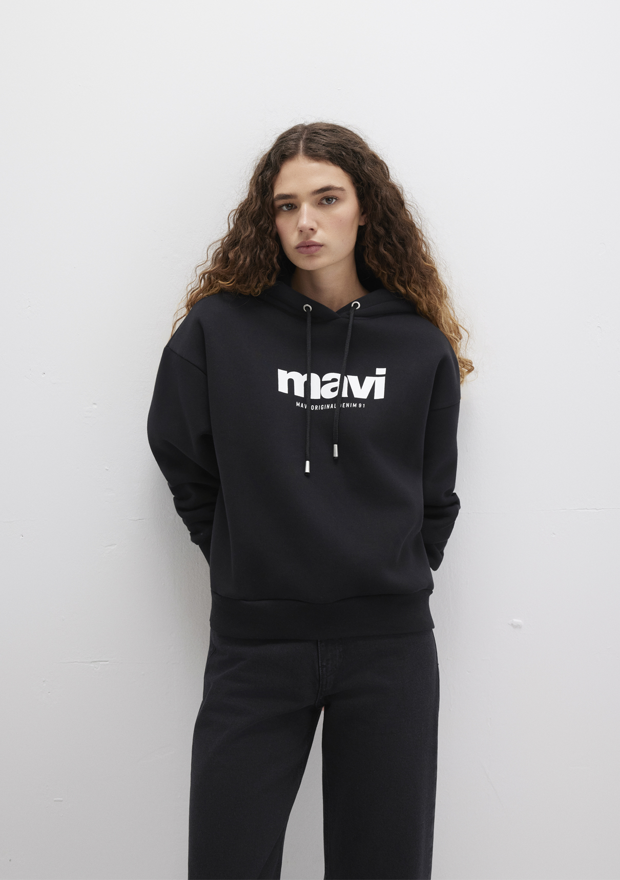 Mavi Logo Baskılı Kapüşonlu Siyah Sweatshirt