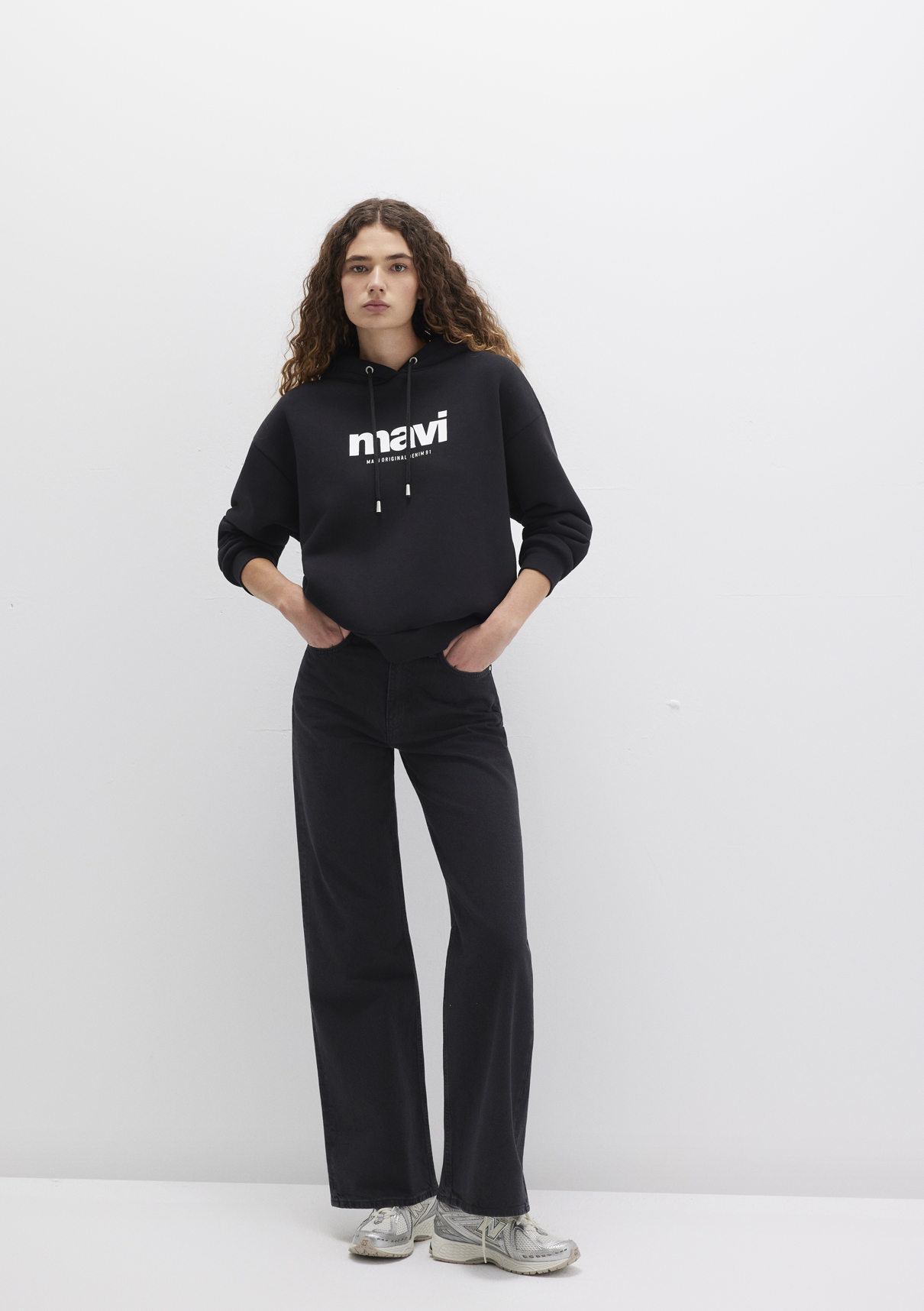 Mavi Logo Baskılı Kapüşonlu Siyah Sweatshirt görsel 2