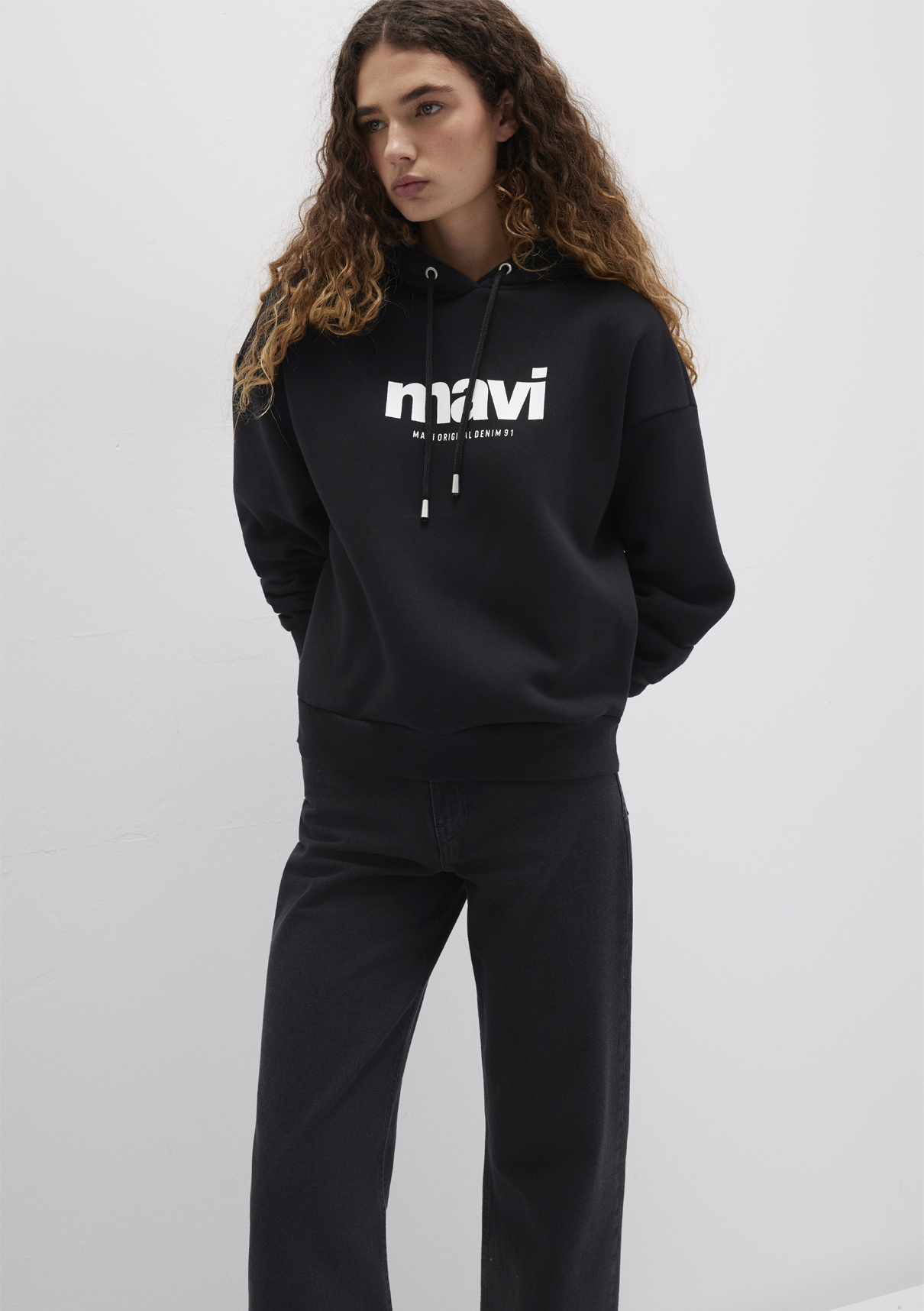 Mavi Logo Baskılı Kapüşonlu Siyah Sweatshirt görsel 3
