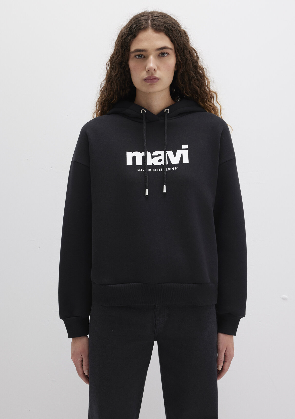 Mavi Logo Baskılı Kapüşonlu Siyah Sweatshirt görsel 4