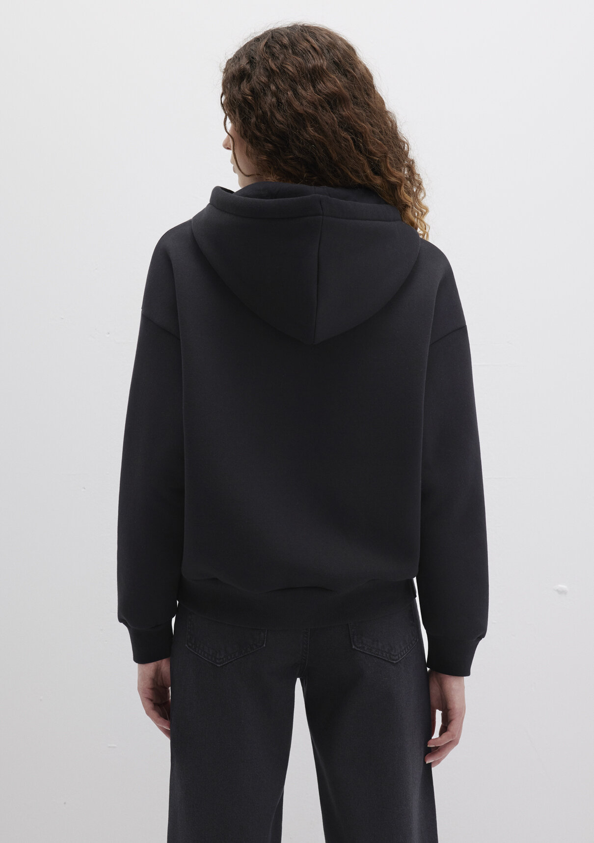 Mavi Logo Baskılı Kapüşonlu Siyah Sweatshirt görsel 5