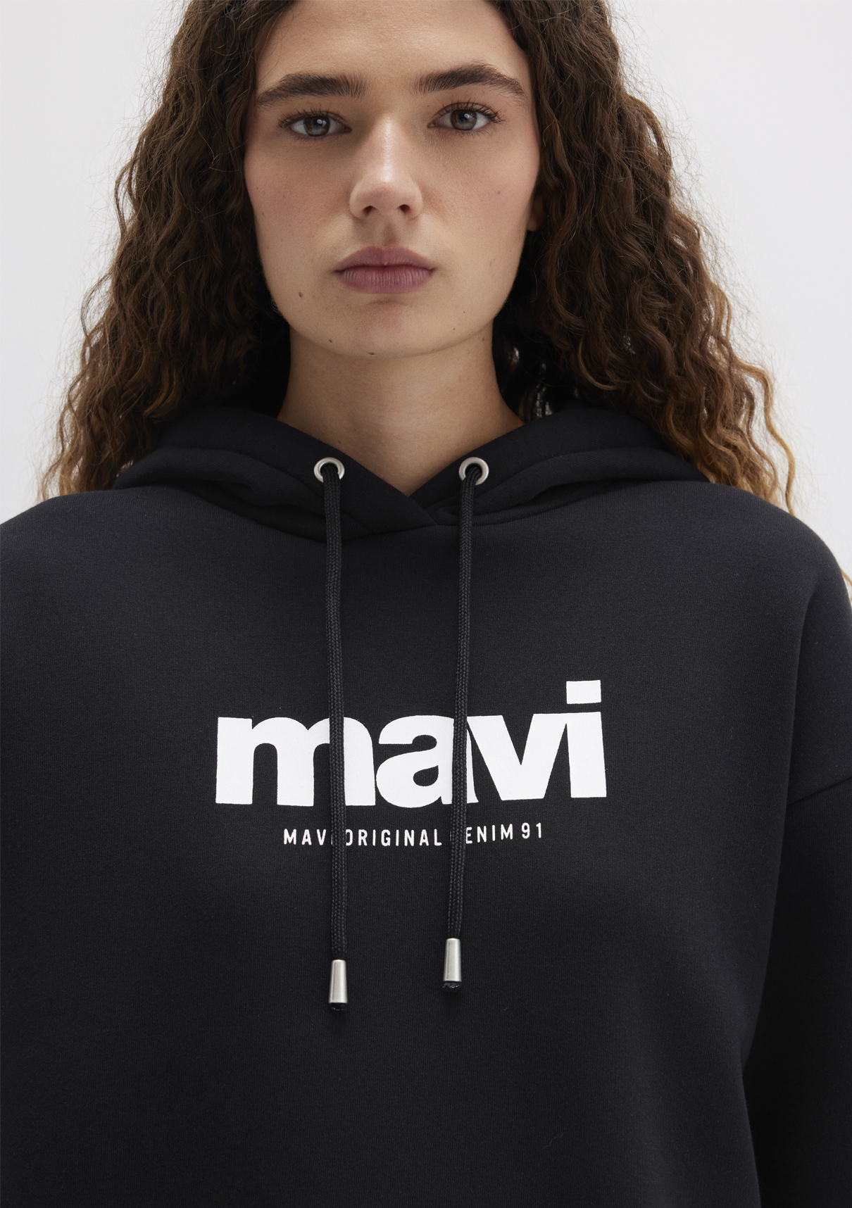 Mavi Logo Baskılı Kapüşonlu Siyah Sweatshirt görsel 6