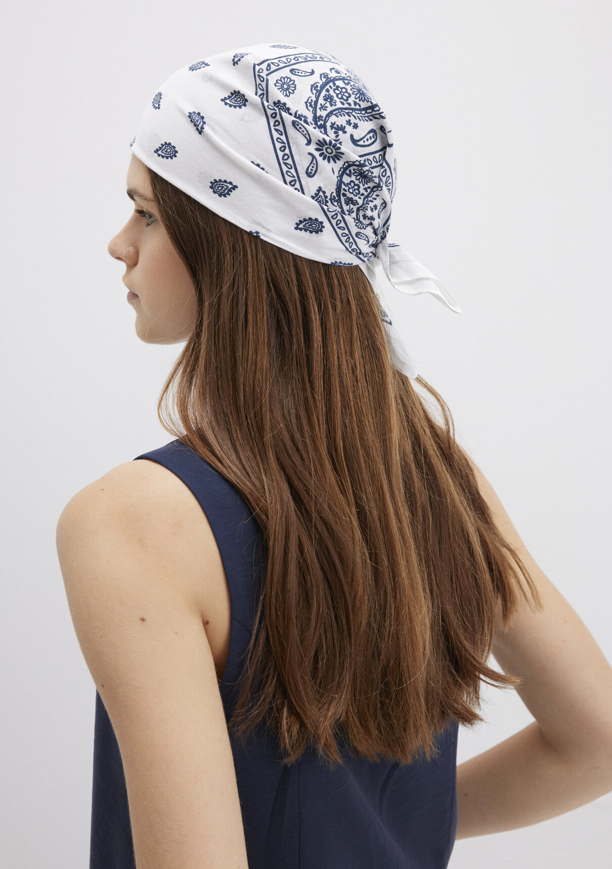 Mavi Baskılı Beyaz Bandana