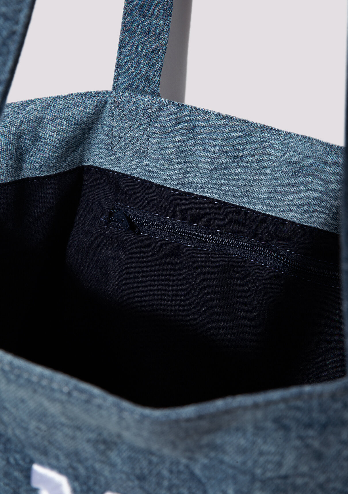 Mavi M Logo İşlemeli Denim Omuz Çantası görsel 7