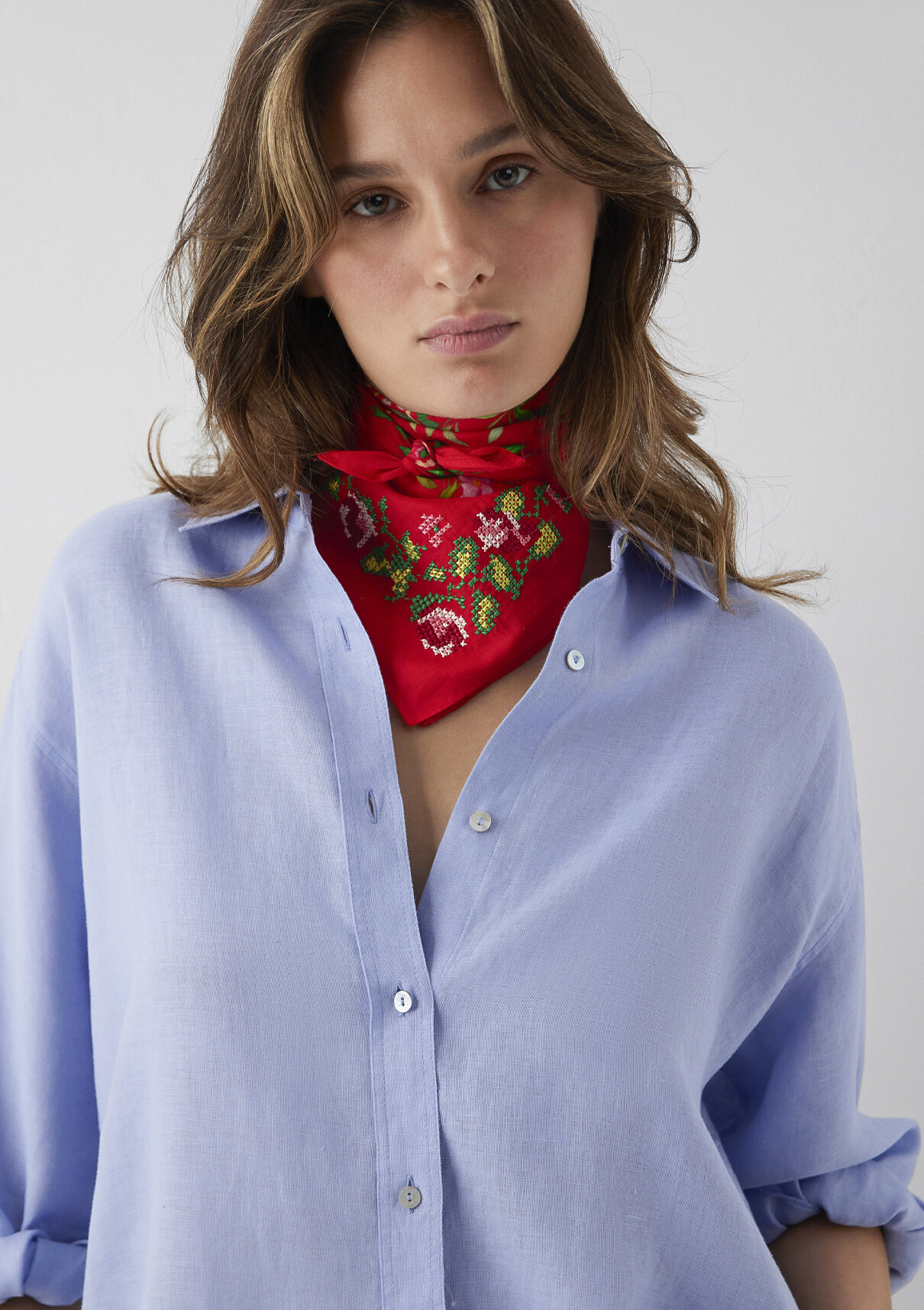 Mavi Çiçek Baskılı Kırmızı Bandana