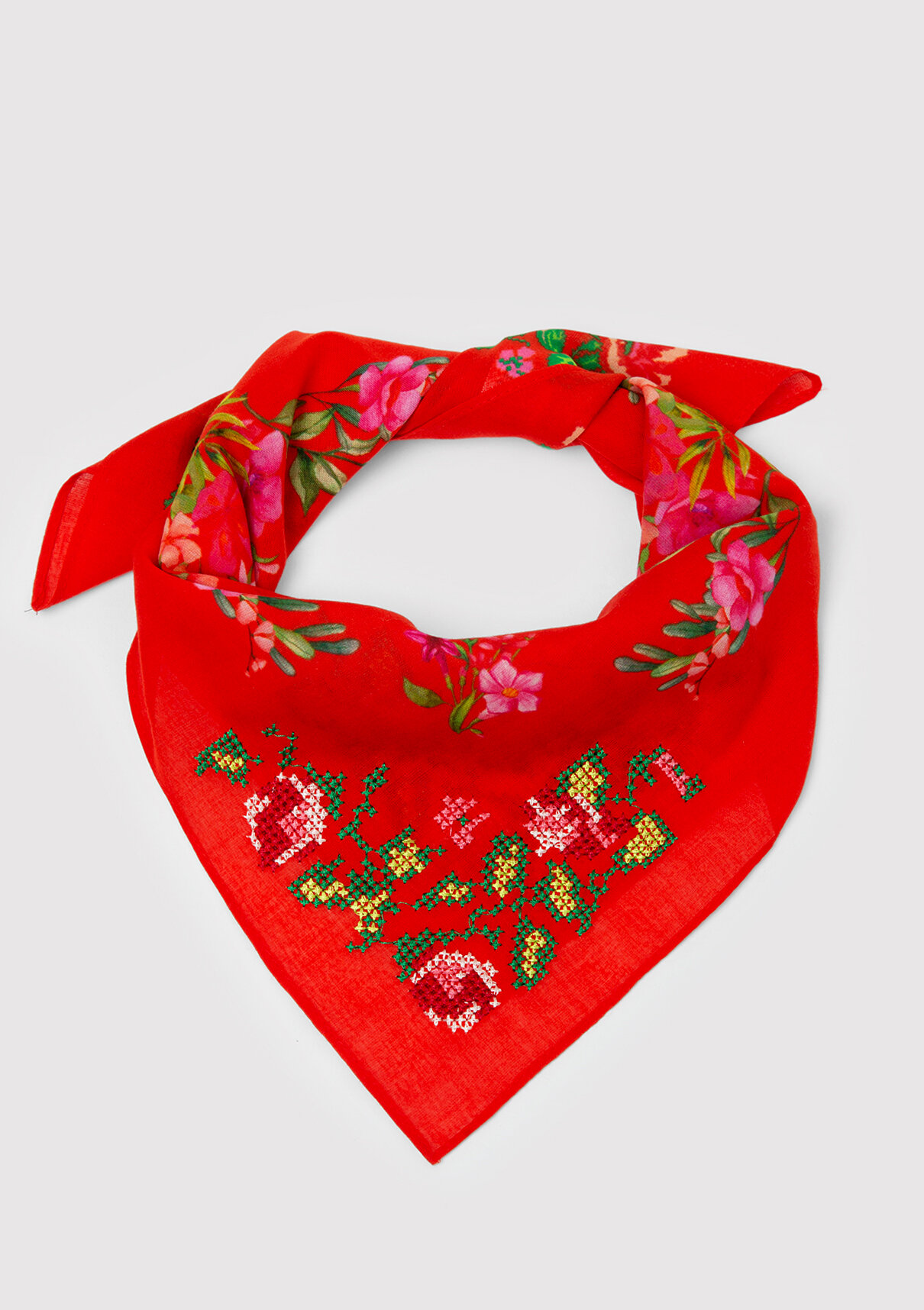 Mavi Çiçek Baskılı Kırmızı Bandana görsel 2