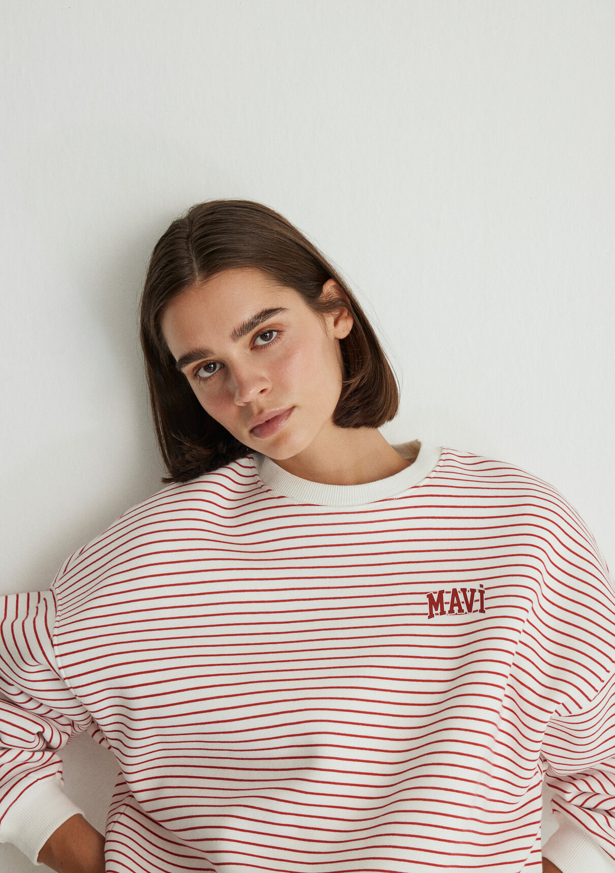 Mavi Logo Baskılı Kırmızı Çizgili Sweatshirt