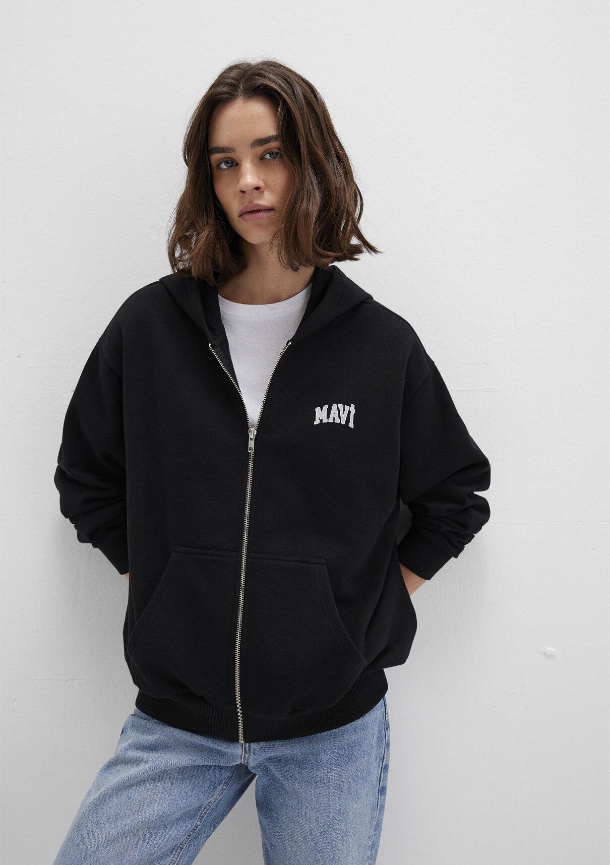 Mavi Logo Baskılı Kapüşonlu Fermuarlı Siyah Sweatshirt