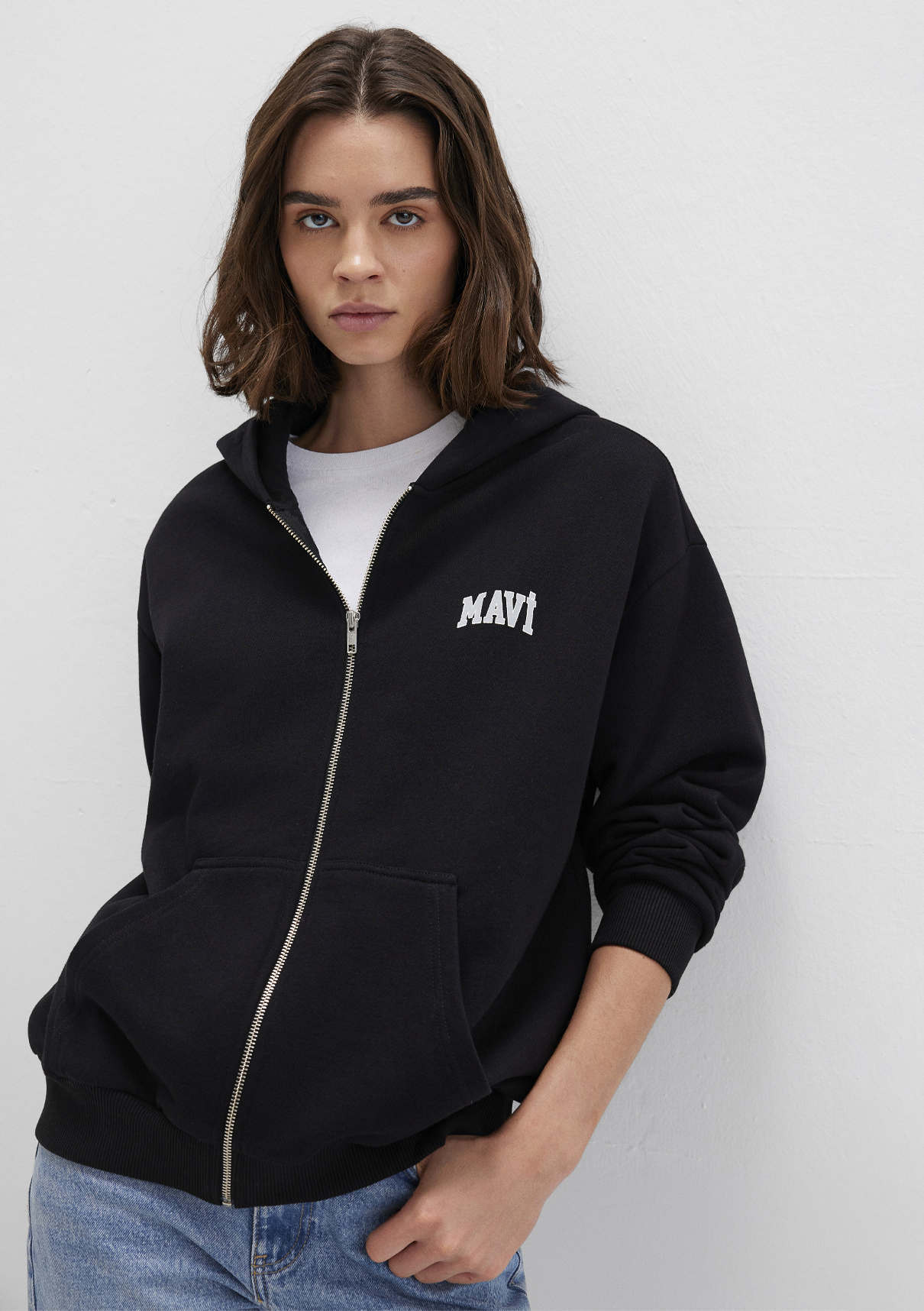 Mavi Logo Baskılı Kapüşonlu Fermuarlı Siyah Sweatshirt görsel 3