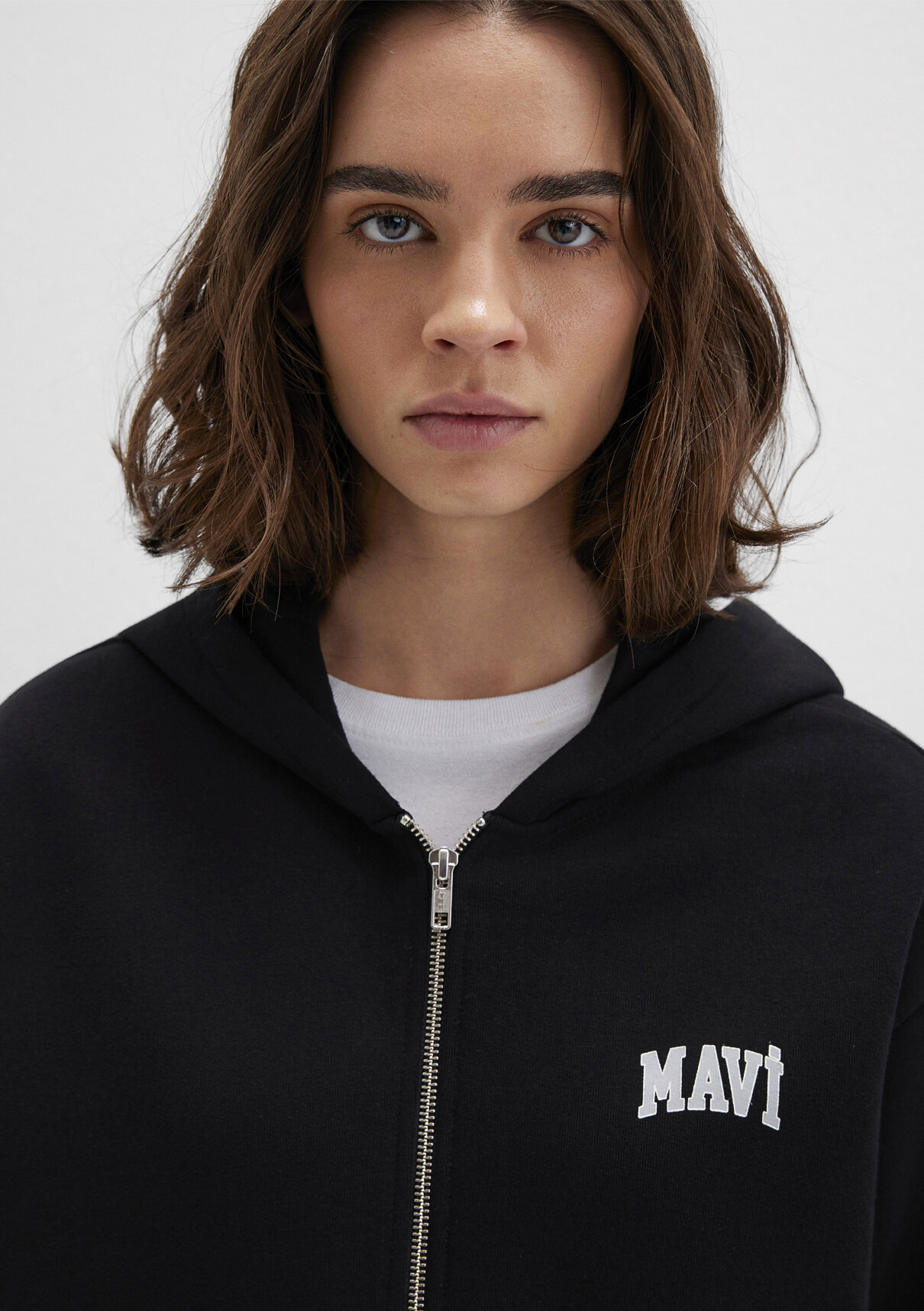 Mavi Logo Baskılı Kapüşonlu Fermuarlı Siyah Sweatshirt görsel 6