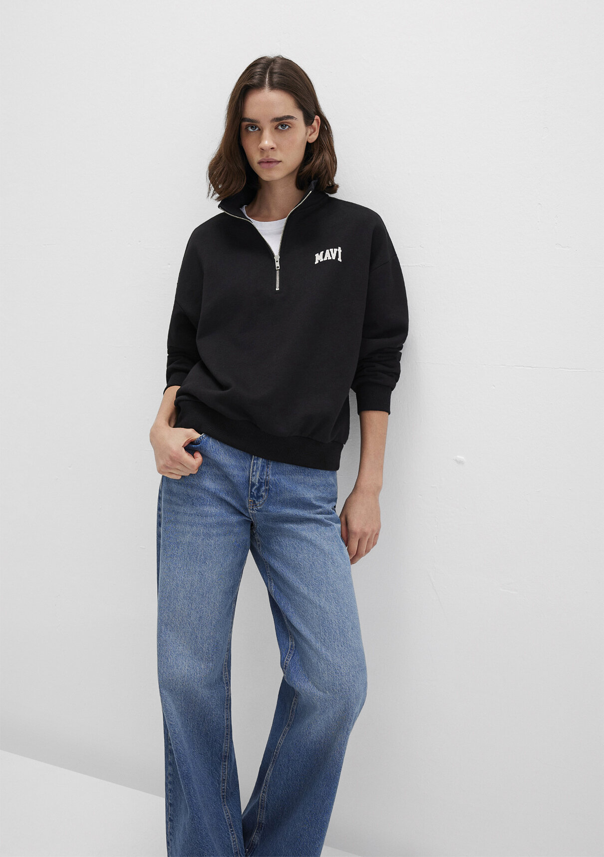 Mavi Logo Baskılı Yarı Fermuarlı Siyah Sweatshirt