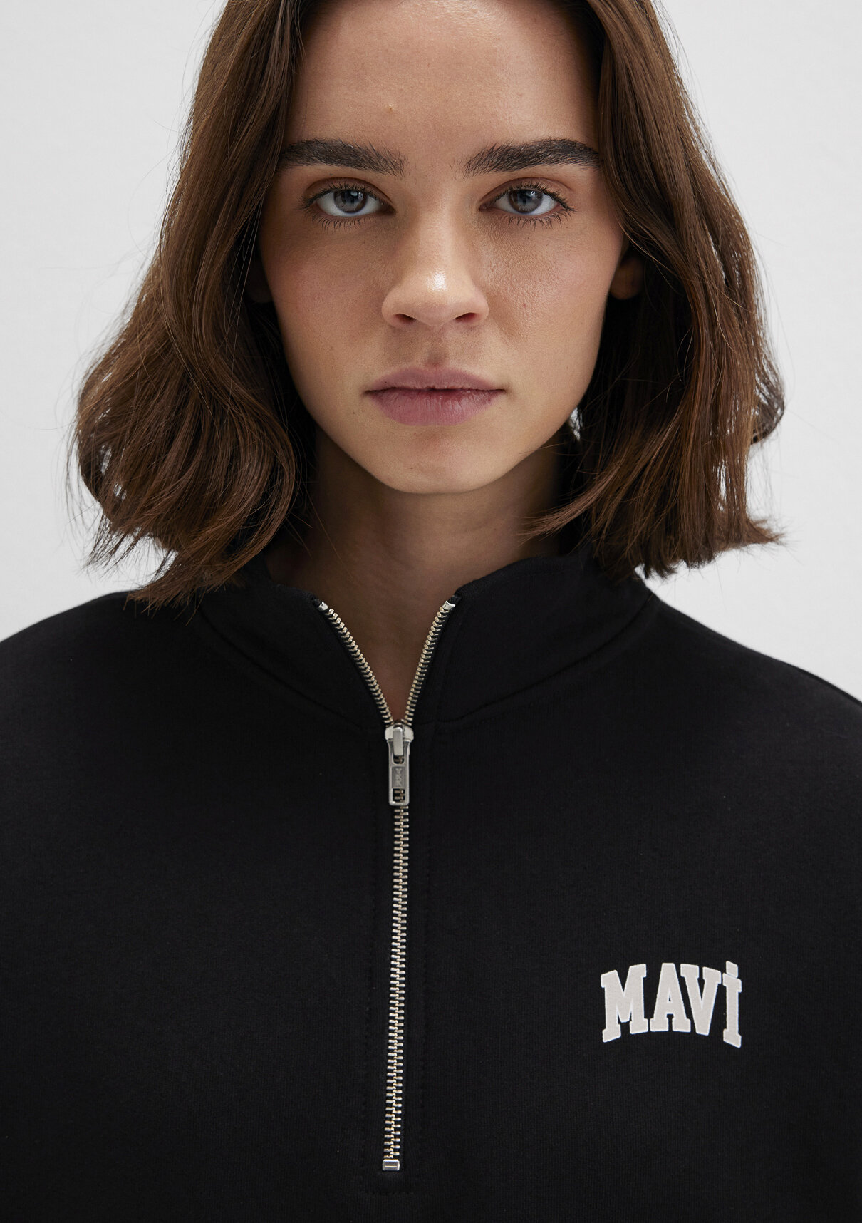 Mavi Logo Baskılı Yarı Fermuarlı Siyah Sweatshirt görsel 5