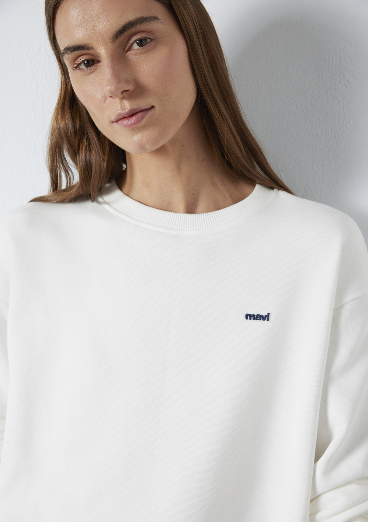 Mavi Nakışlı Ekru Sweatshirt