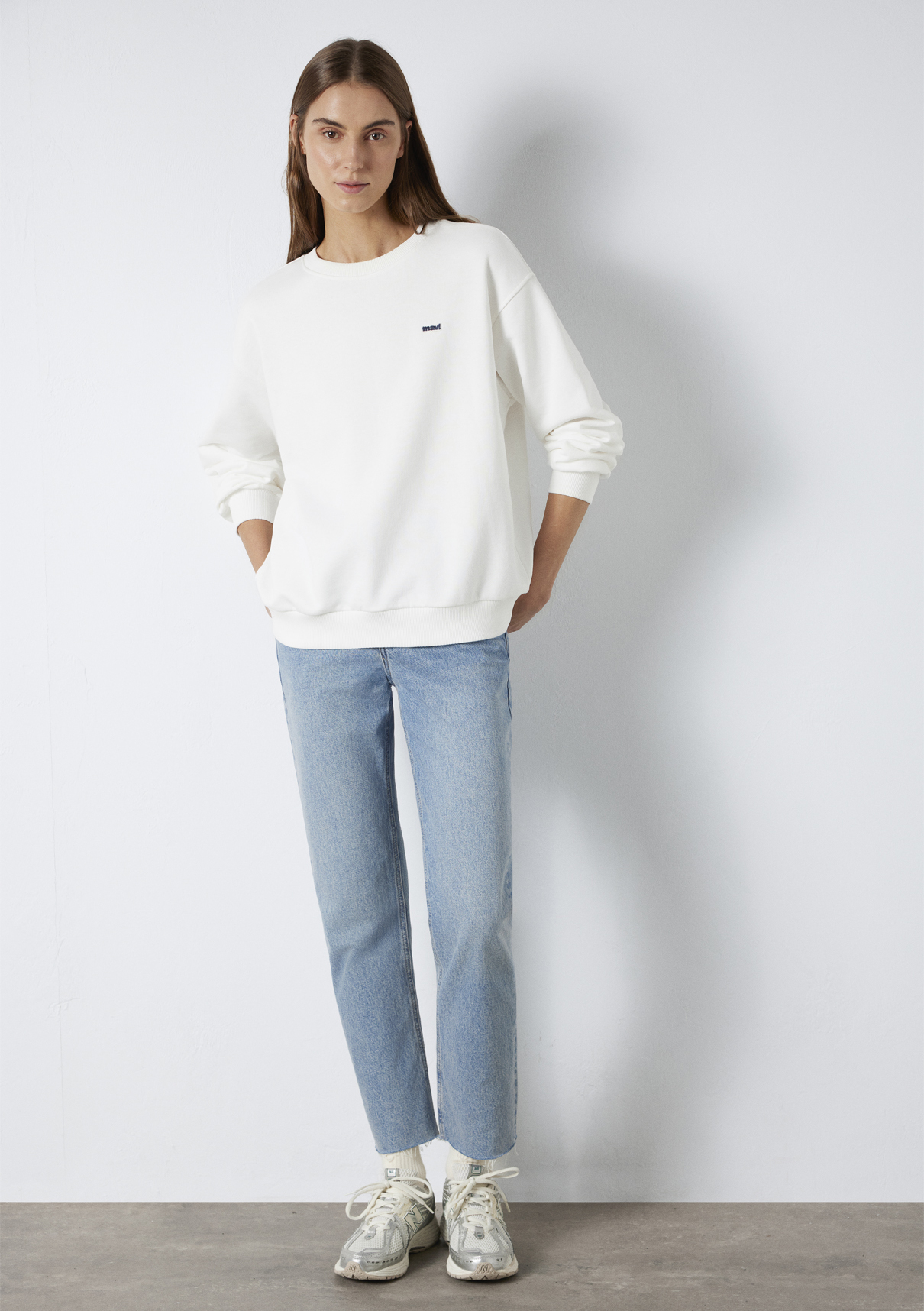 Mavi Nakışlı Ekru Sweatshirt görsel 2