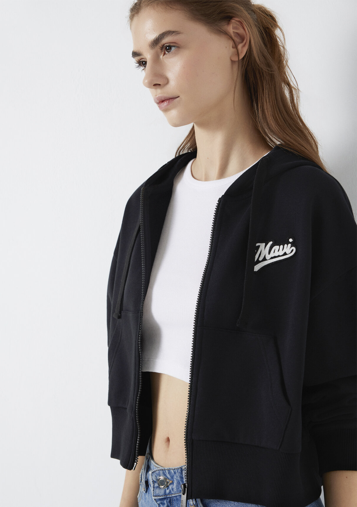 Mavi Logo Baskılı Fermuarlı Siyah Sweatshirt