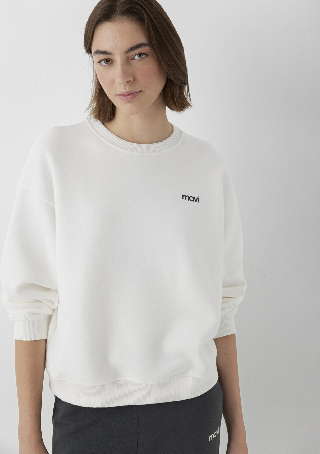 Mavi Logo Baskılı Ekru Sweatshirt