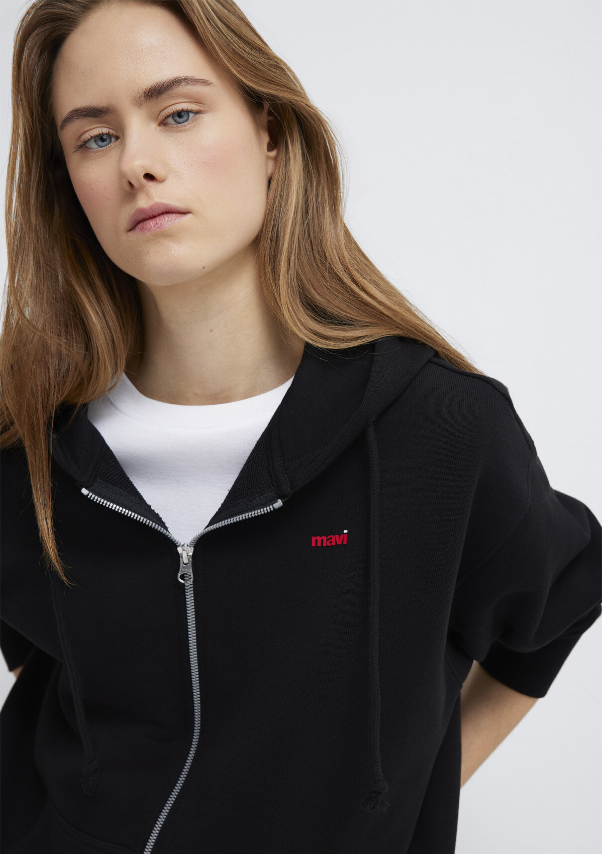Mavi Logo Baskılı Kapüşonlu Siyah Sweatshirt görsel 2