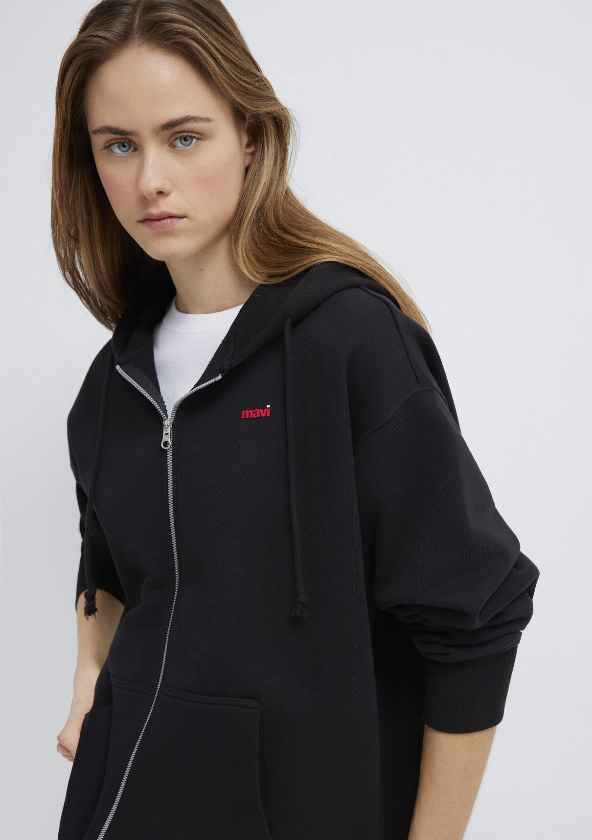 Mavi Logo Baskılı Kapüşonlu Siyah Sweatshirt görsel 3