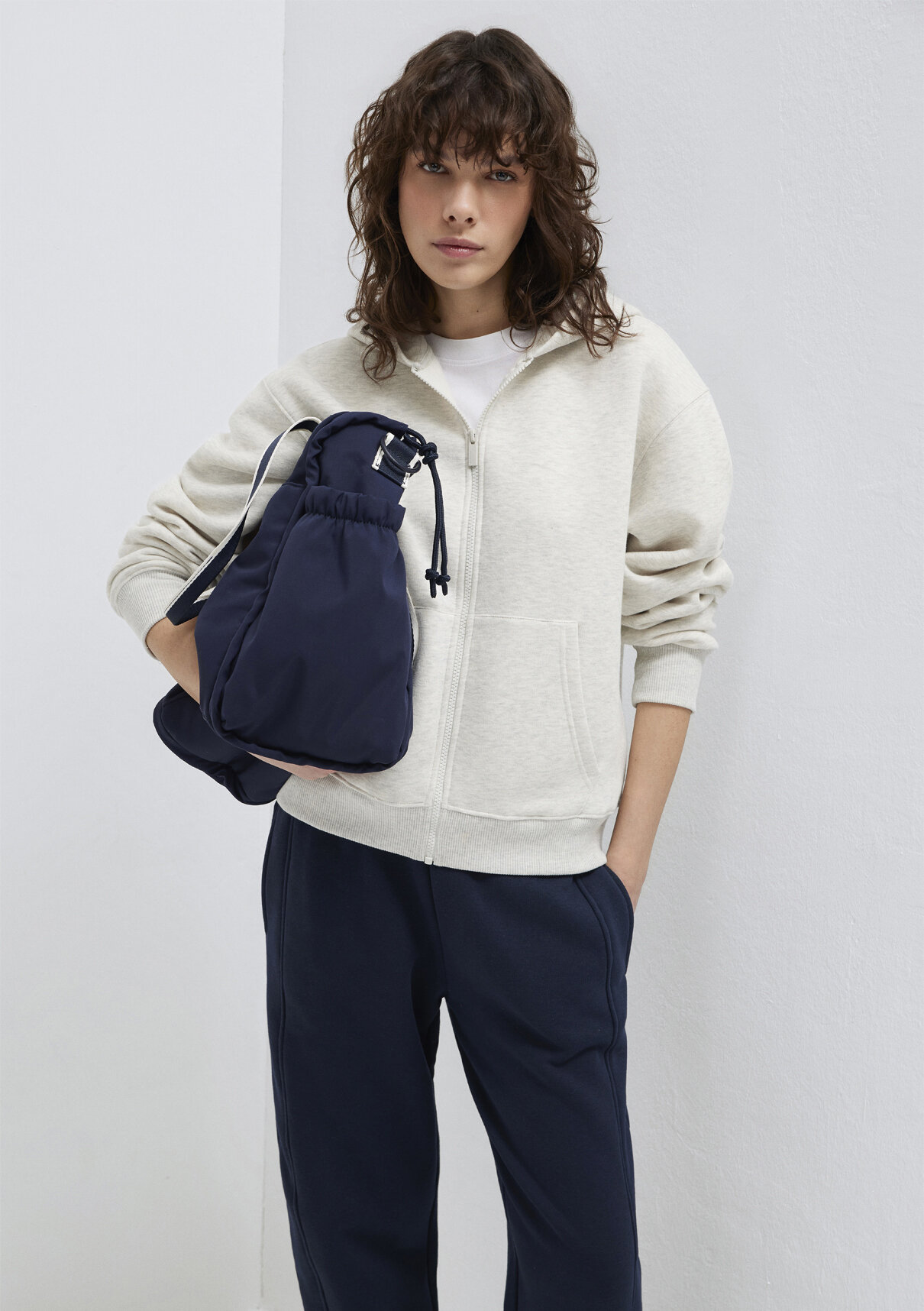 Mavi Logo Nakış Detaylı Kapüşonlu Bej Sweatshirt görsel 2