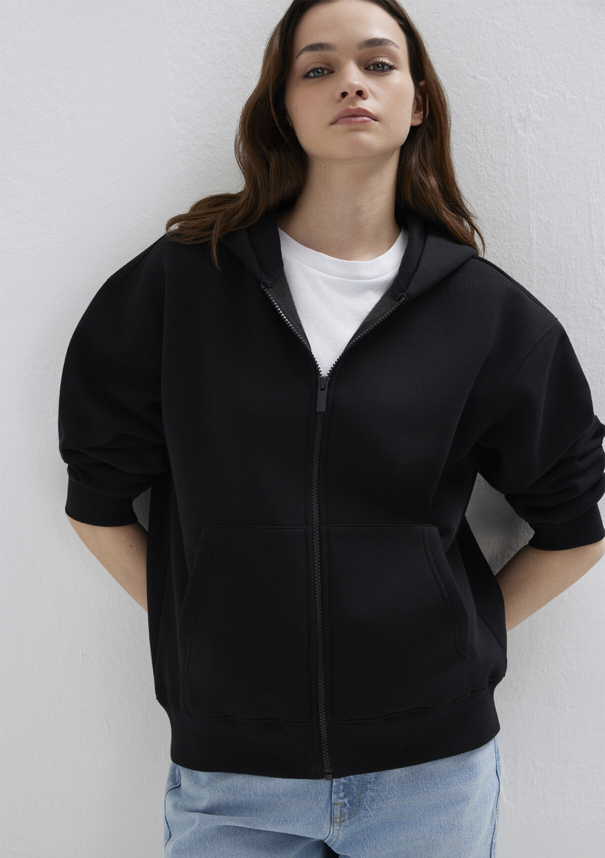 Mavi Logo Nakış Detaylı Kapüşonlu Siyah Sweatshirt