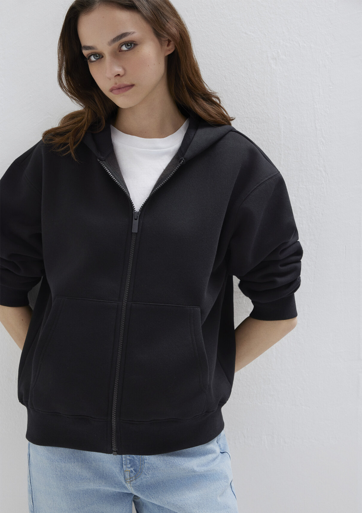 Mavi Logo Nakış Detaylı Kapüşonlu Siyah Sweatshirt görsel 3
