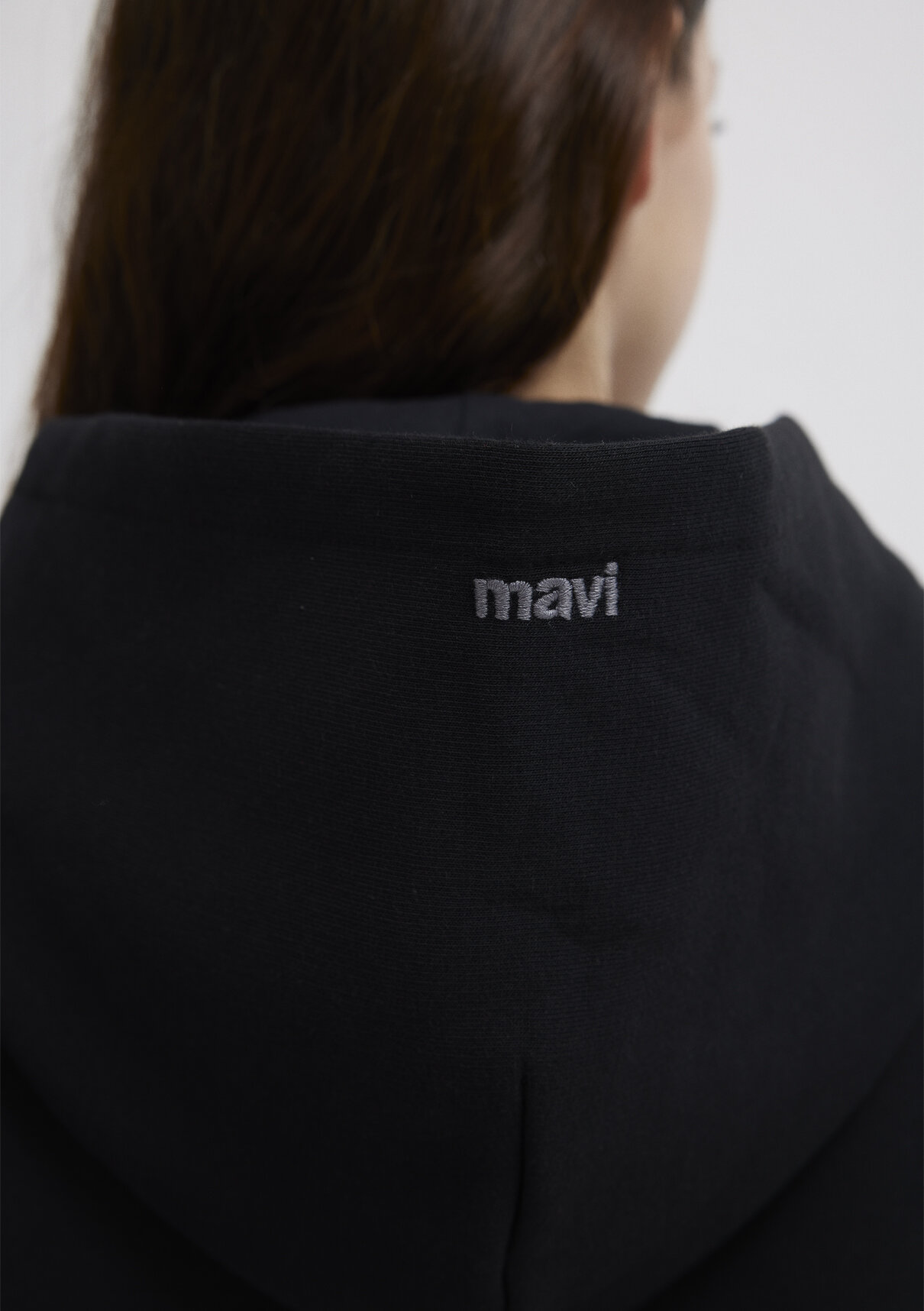 Mavi Logo Nakış Detaylı Kapüşonlu Siyah Sweatshirt görsel 8