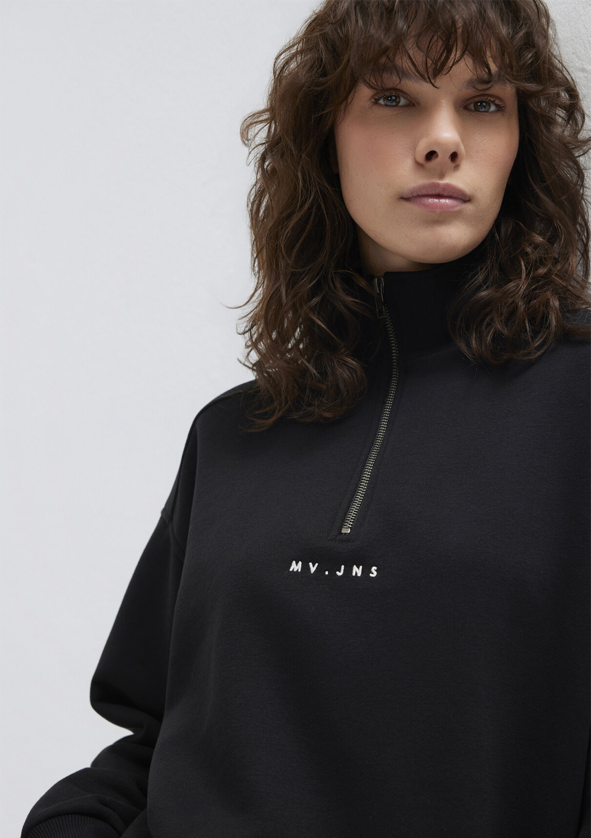 Mavi MVJNS Nakışlı Yarı Fermuarlı Siyah Sweatshirt görsel 3