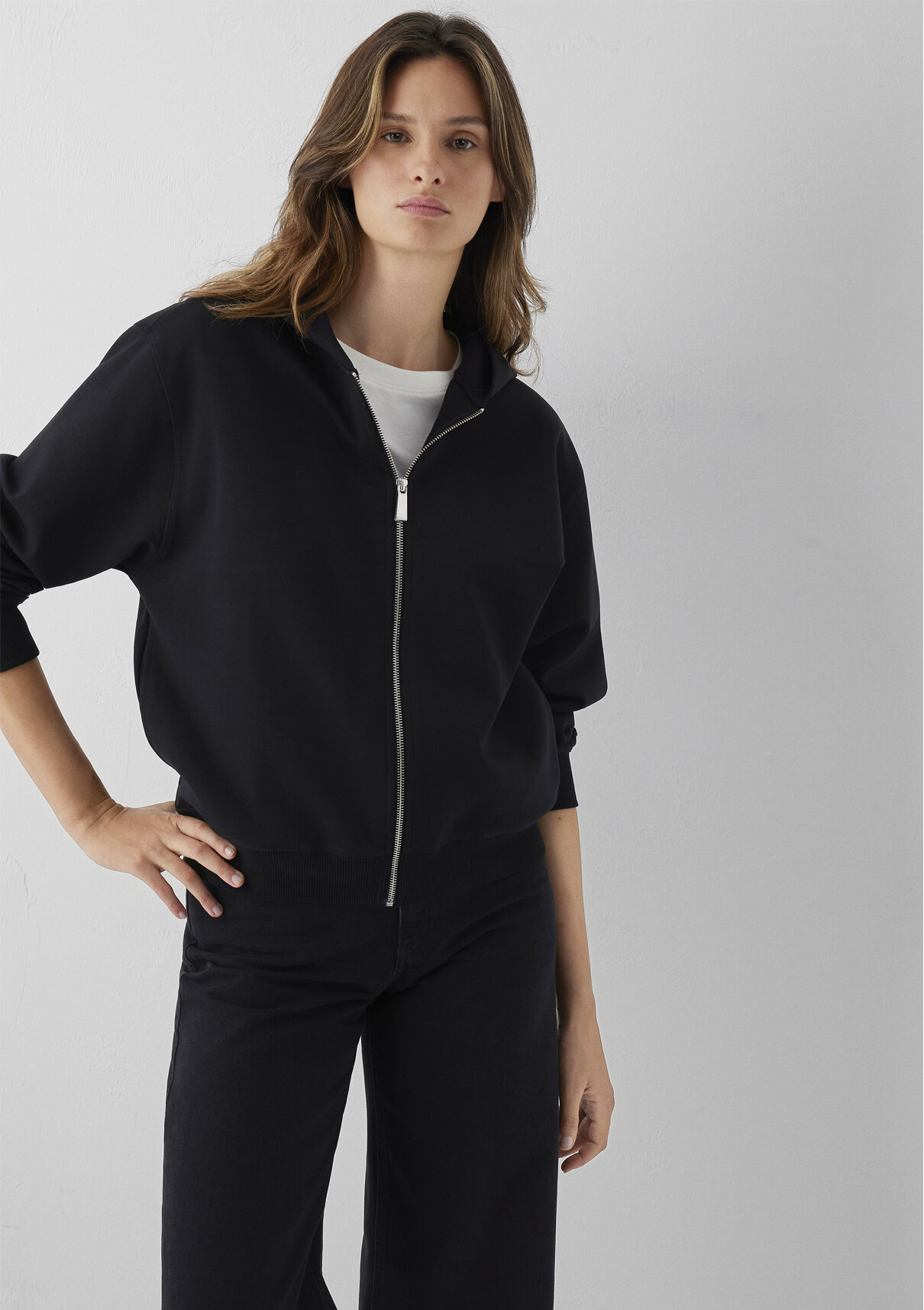 Mavi Kapüşonlu Fermuarlı Siyah Sweatshirt