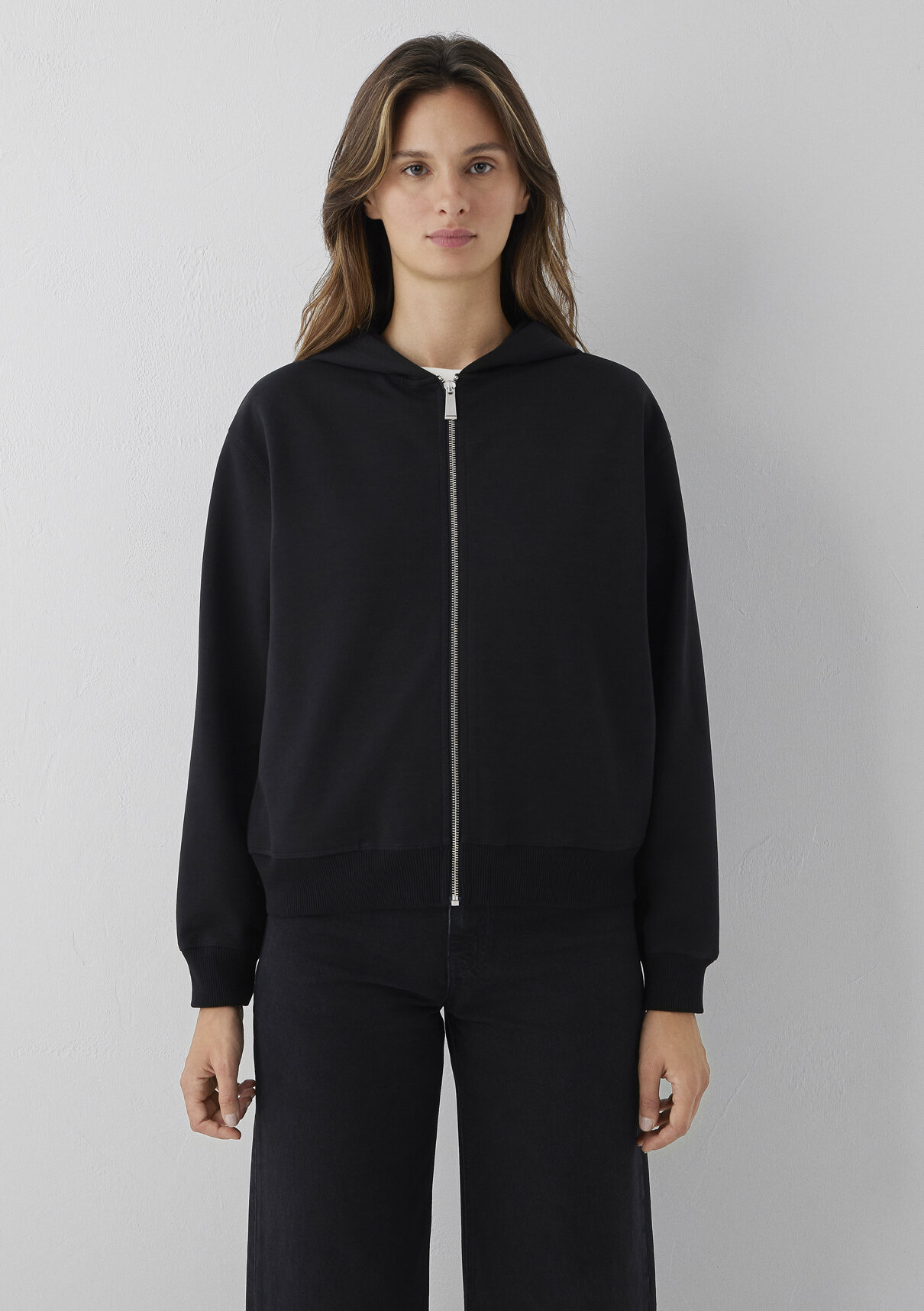 Mavi Kapüşonlu Fermuarlı Siyah Sweatshirt görsel 3