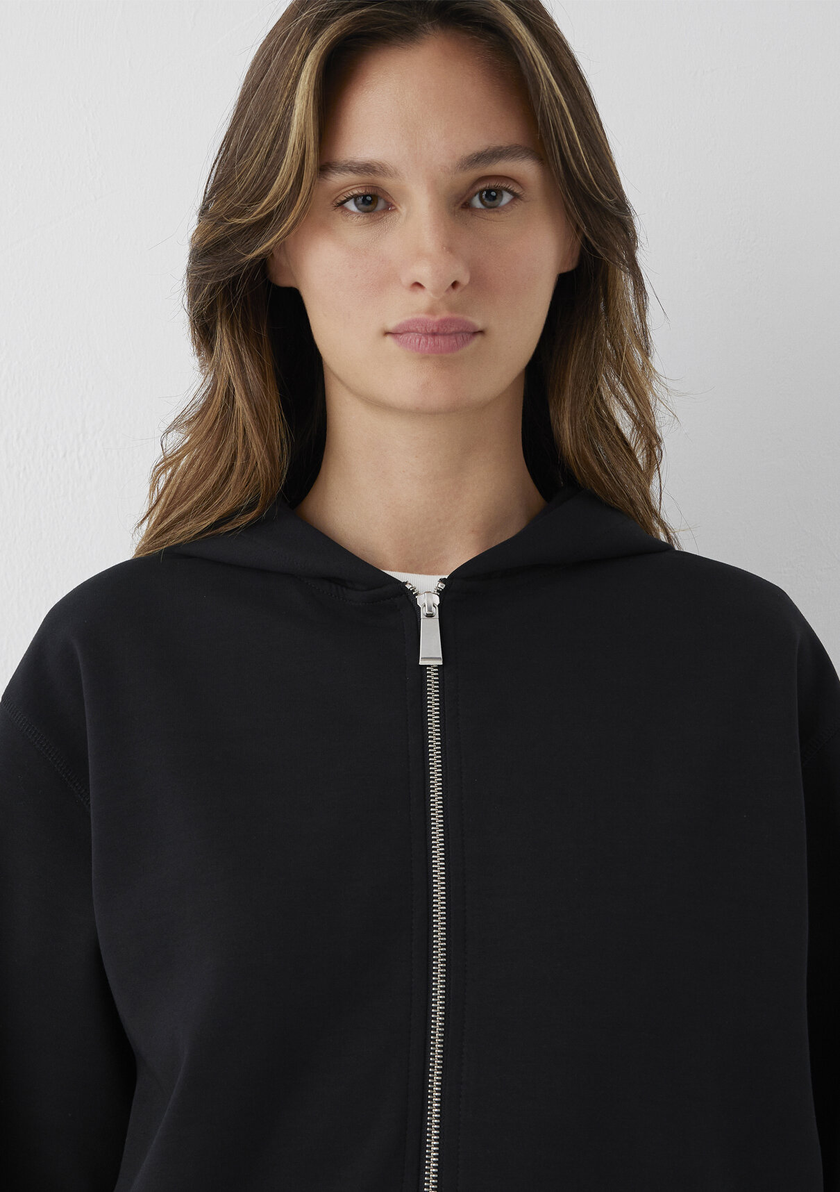 Mavi Kapüşonlu Fermuarlı Siyah Sweatshirt görsel 6