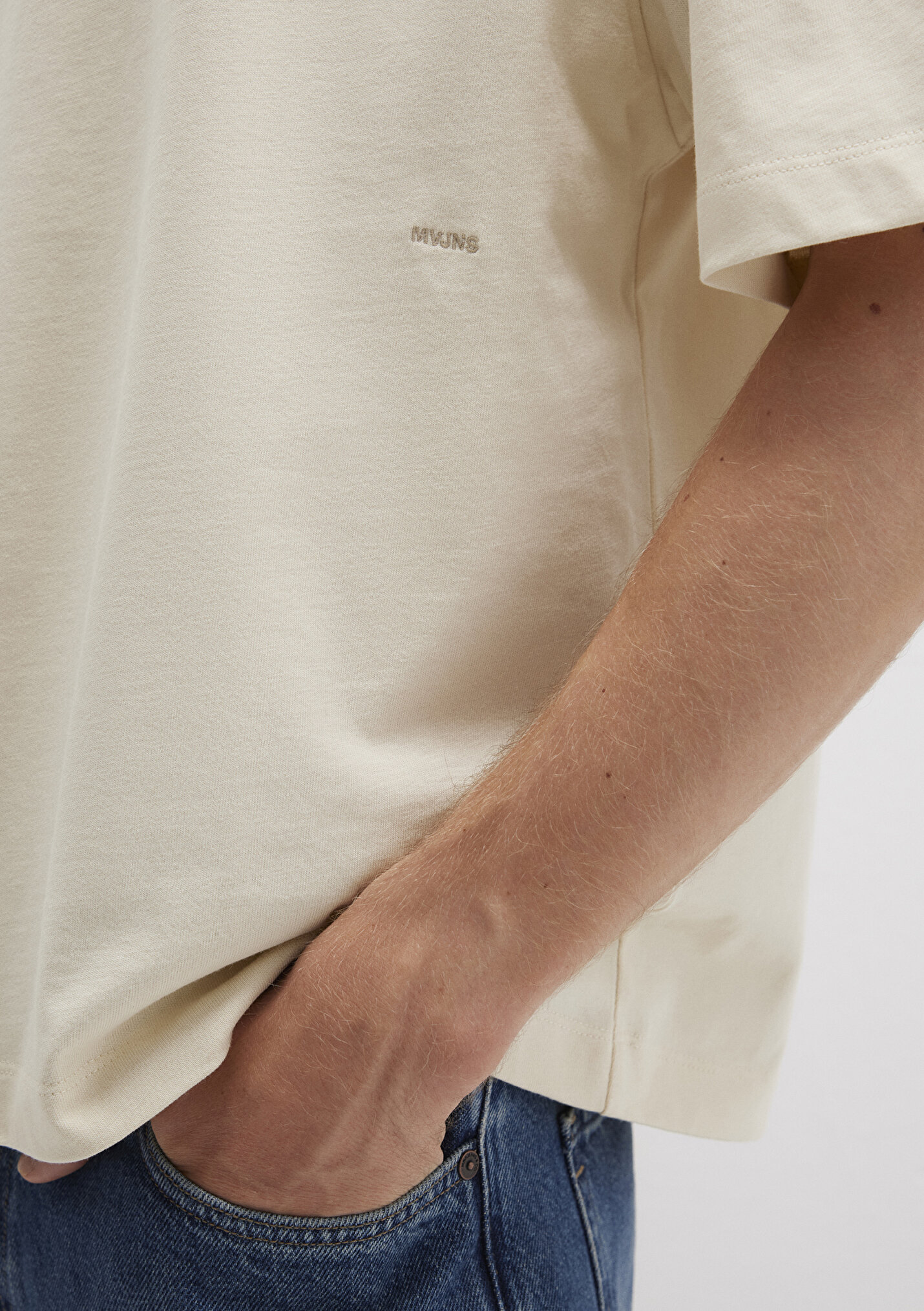 Erkek Bisiklet Yaka MVJNS Nakışlı Ekru Basic Tişört