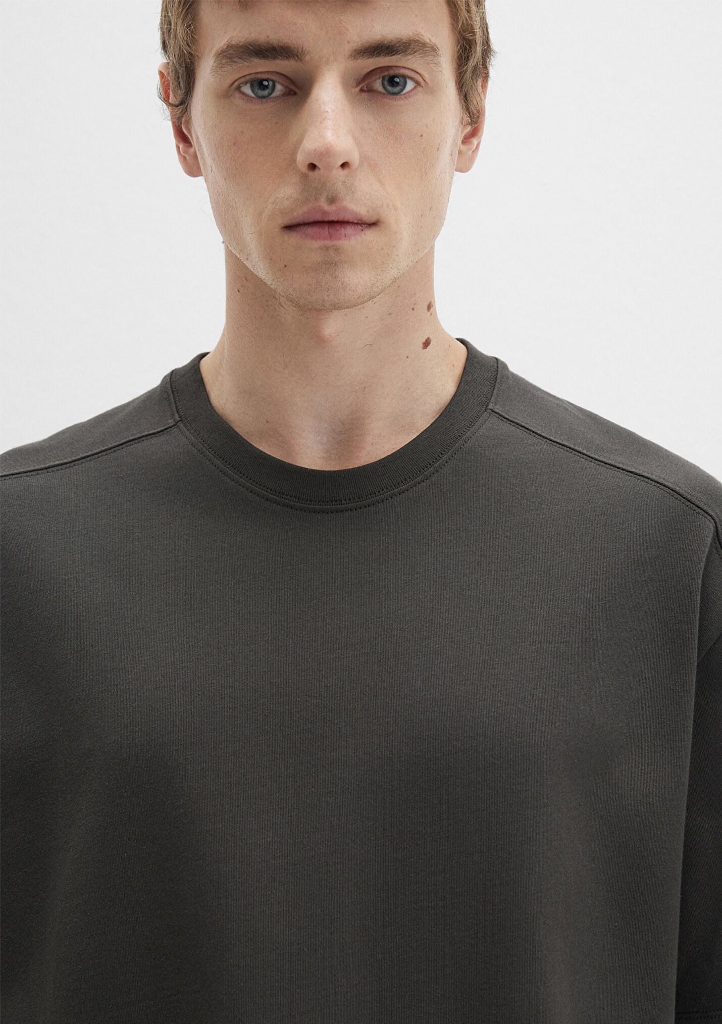 Erkek Bisiklet Yaka MVJNS Nakışlı Antrasit Basic Tişört