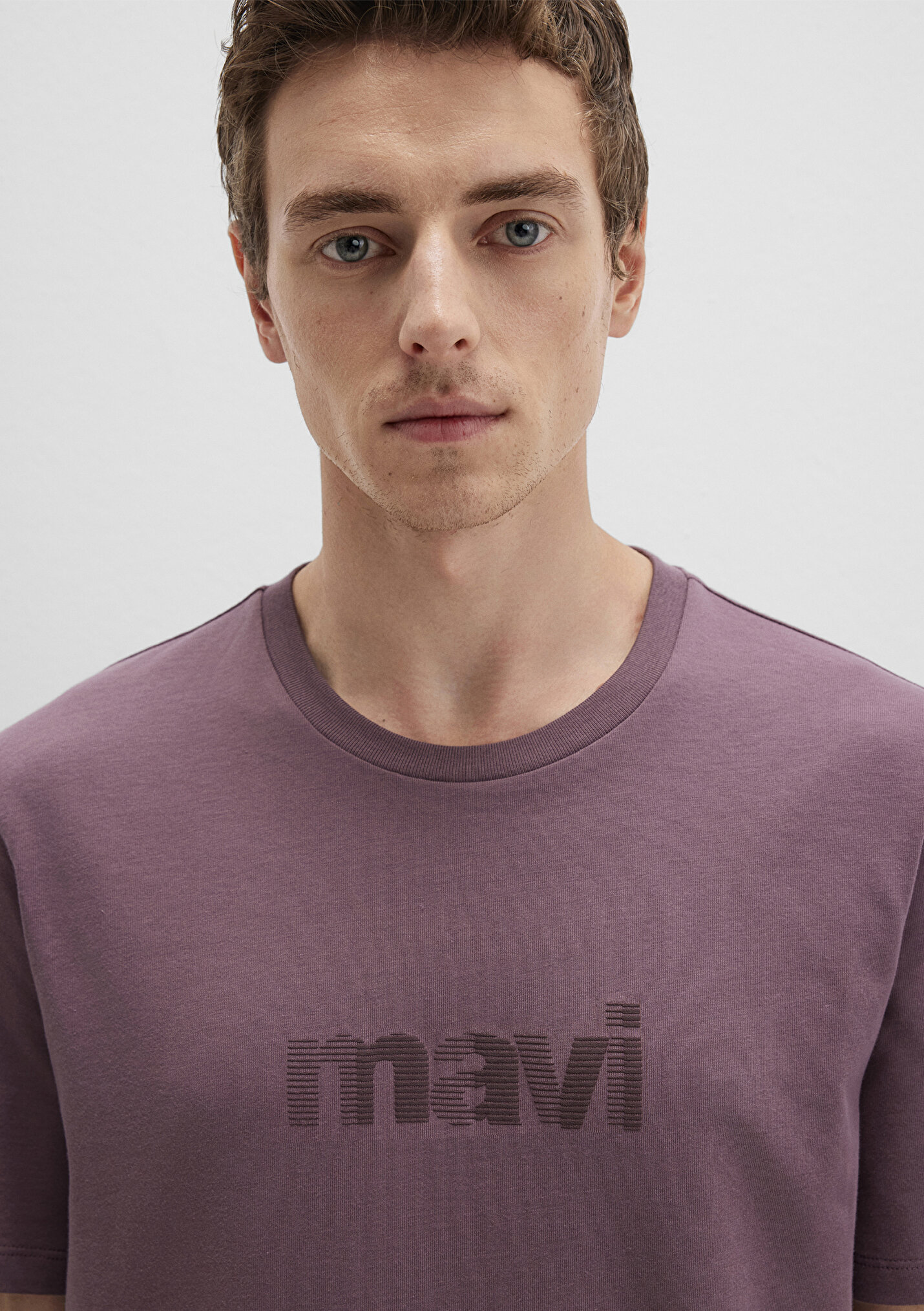 Erkek Mavi Logo Baskılı Mor Tişört