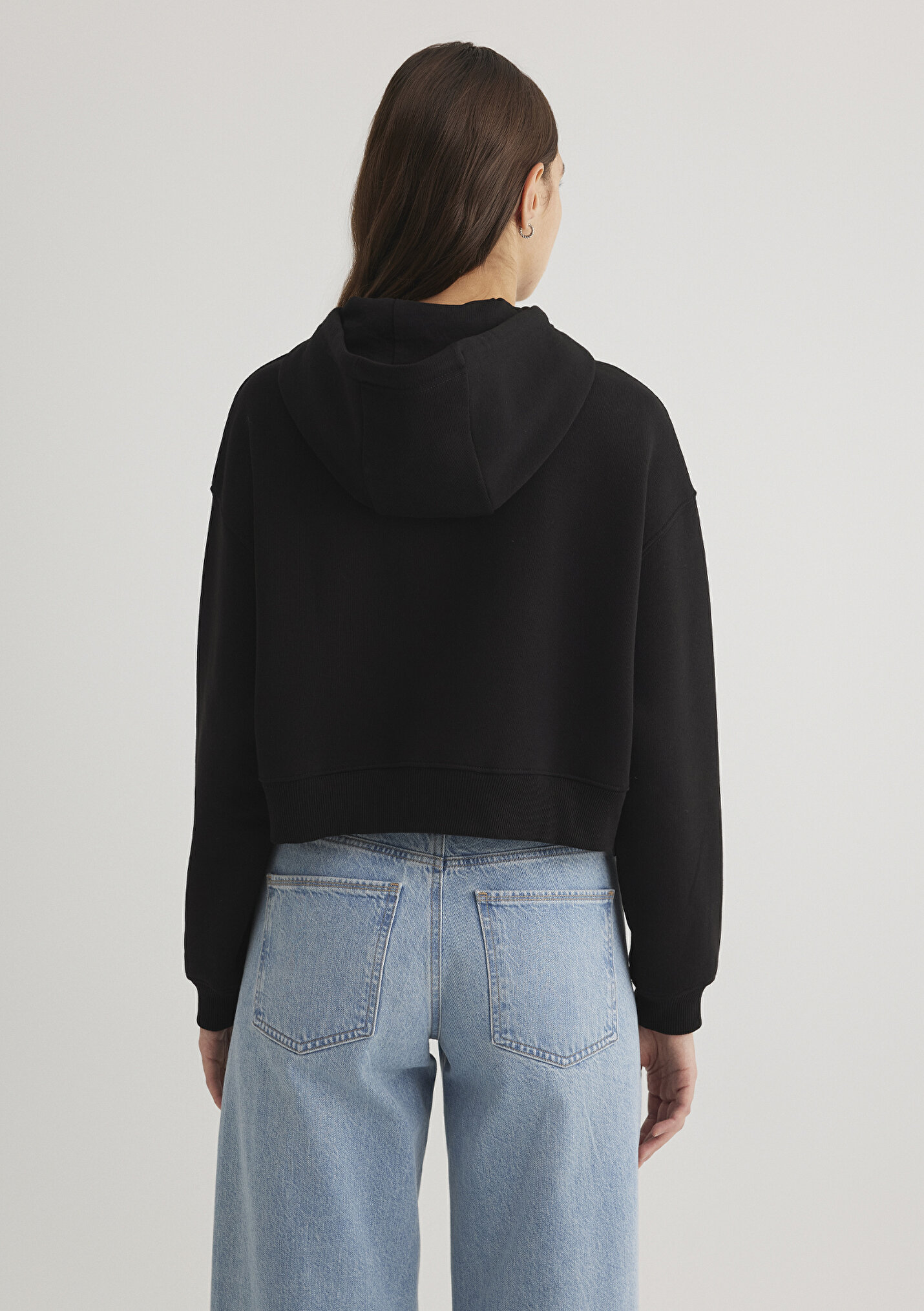 Mavi Patch Logo Kapüşonlu Siyah Crop Sweatshirt - Mavi