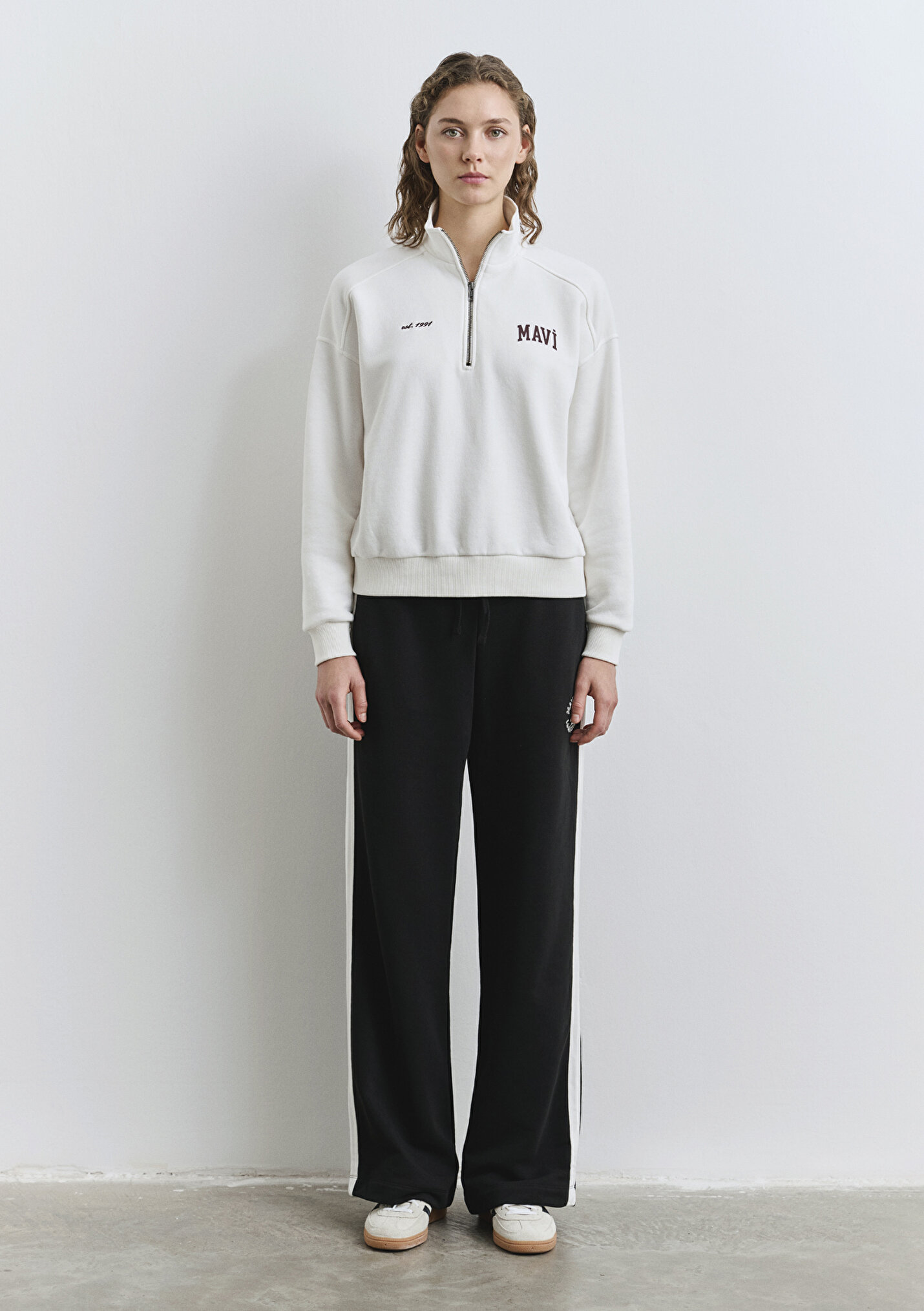 Kadın Mavi Logo Baskılı Yarı Fermuarlı Ekru Sweatshirt