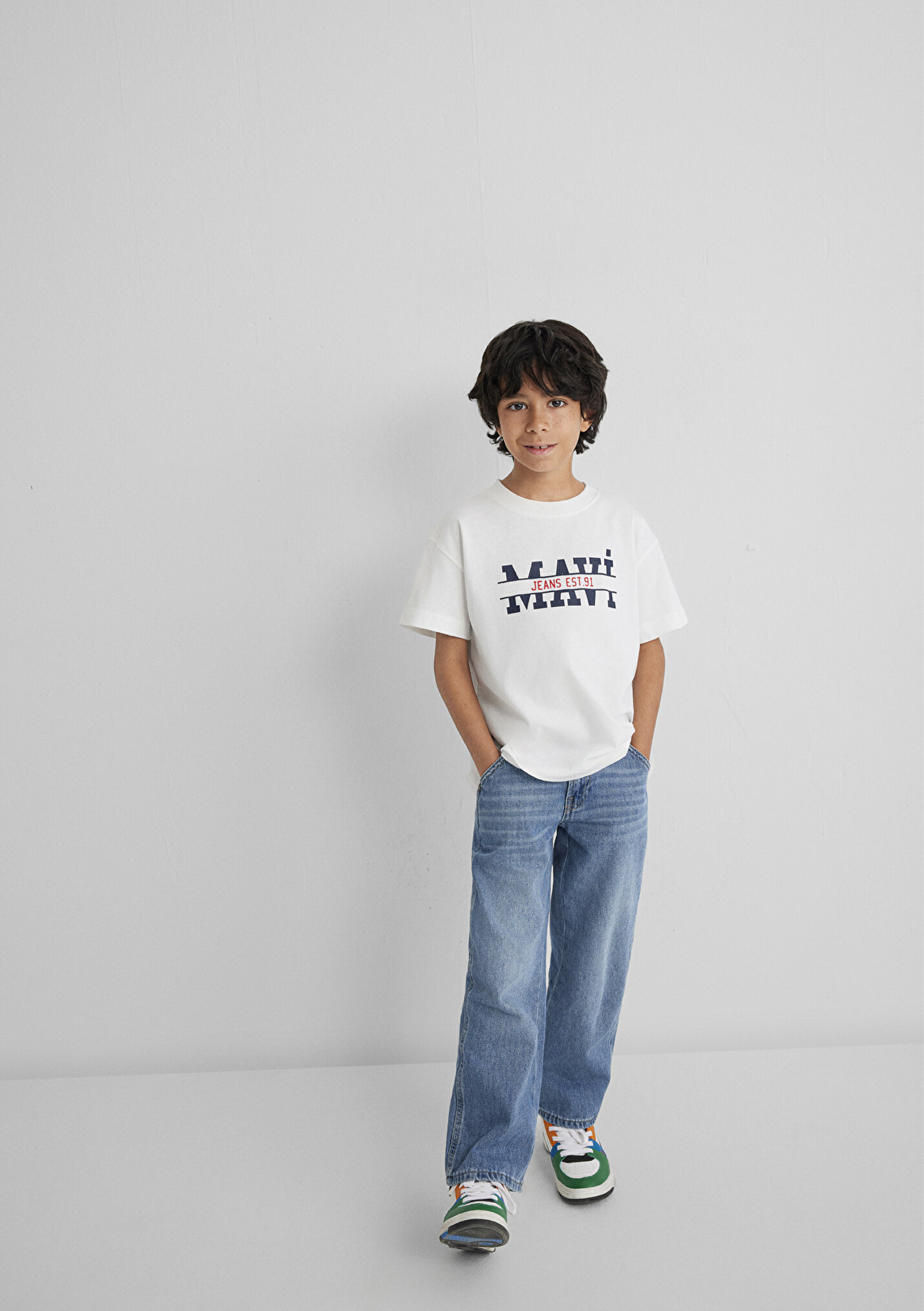 Erkek Çocuk Mavi Logo Baskılı Ekru Tişört