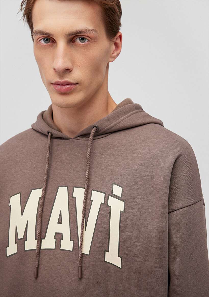 Mavi Logo Baskılı Kapüşonlu Kahverengi Sweatshirt_4