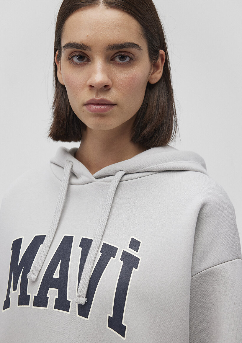 Mavi Logo Baskılı Kapüşonlu Gri Sweatshirt_4