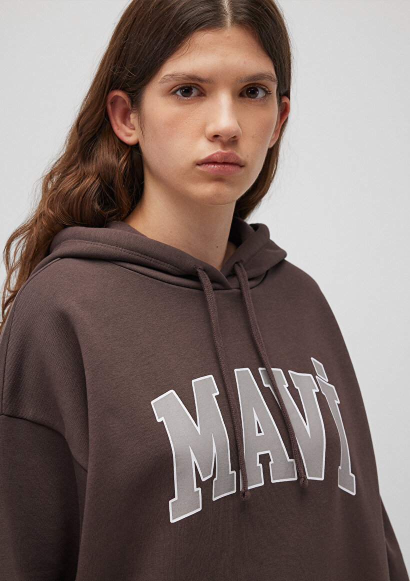 Mavi Logo Baskılı Kapüşonlu Kahverengi Sweatshirt_4